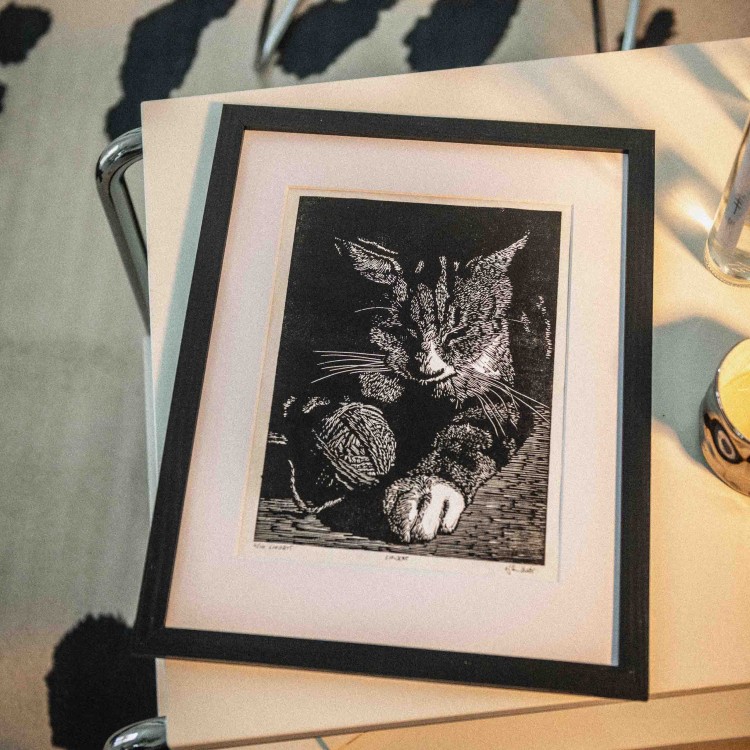 Egzemplarz kolekcjonerski No: 1/10 Linoryt Linocat - kot z włóczką, w ramie 30x40cm