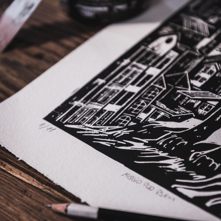 Autorska grafika warsztatowa, wykonana w pracowni Ostatnie Sztuki, techniką druku wypukłego, linorytu. Linoryt print.
