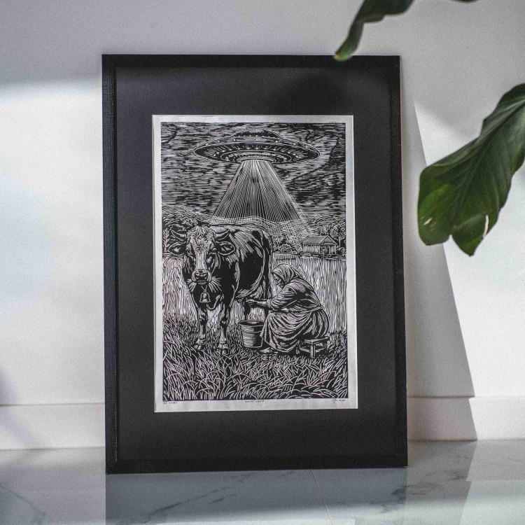 Linoryt "MuuuUFO:Geneza"- krowa UFO - oprawiony w ramie 50x70 cm