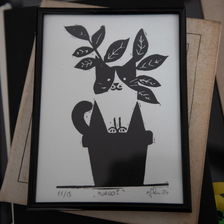 Oryginalna grafika linoryt, oprawiona w czarną ramkę. Limitowana i sygnowana edycja.