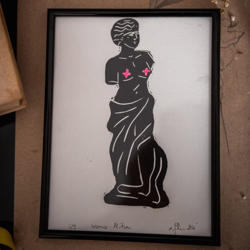 Oryginalna grafika linoryt, oprawiona w czarną ramkę. Limitowana i sygnowana edycja.