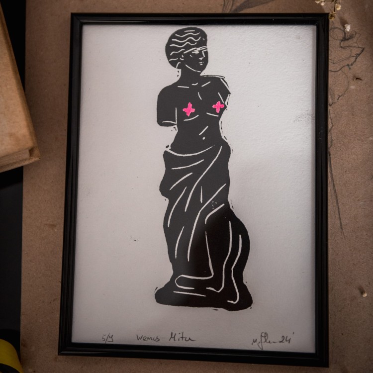 Oryginalna grafika linoryt, oprawiona w czarną ramkę. Limitowana i sygnowana edycja.