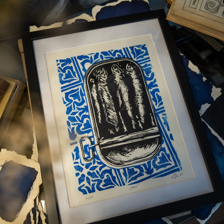 Autorska grafika warsztatowa, wykonana w pracowni Ostatnie Sztuki, techniką druku wypukłego, linorytu. Linoryt print.