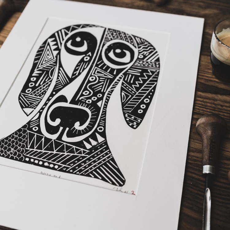 Autorska grafika warsztatowa, wykonana w pracowni Ostatnie Sztuki, techniką druku wypukłego, linorytu. Linoryt print.