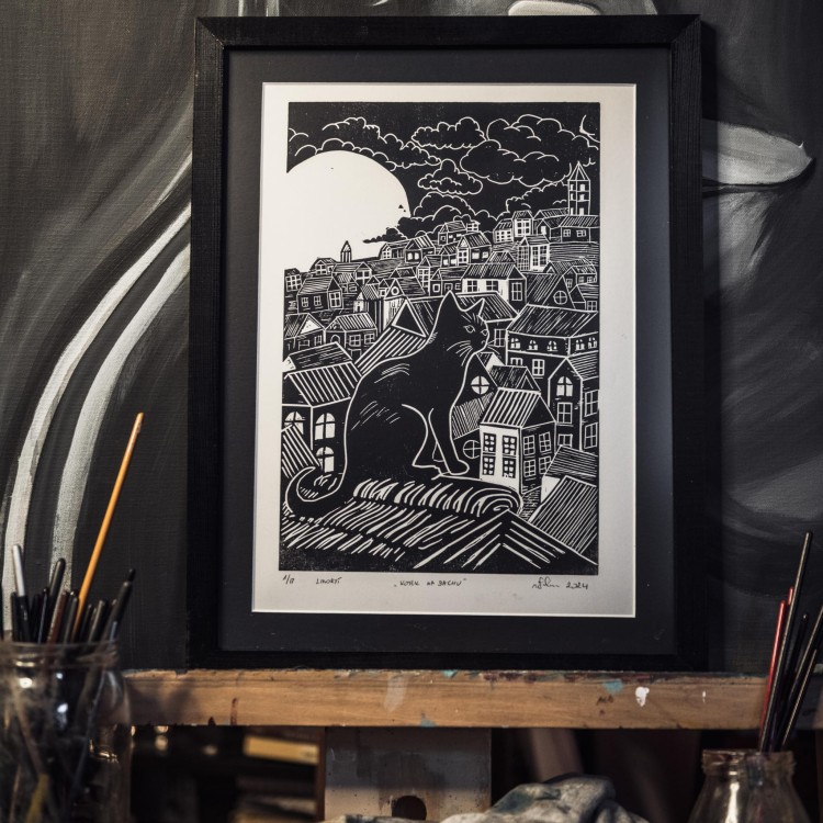 Autorska grafika warsztatowa, wykonana w pracowni Ostatnie Sztuki, techniką druku wypukłego, linorytu. Linoryt print.