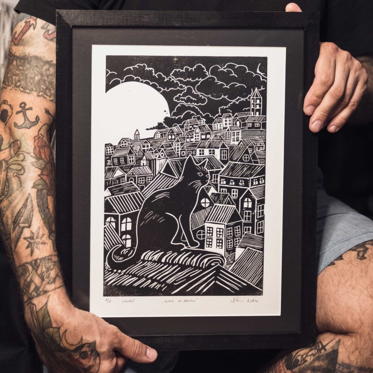 Autorska grafika warsztatowa, wykonana w pracowni Ostatnie Sztuki, techniką druku wypukłego, linorytu. Linoryt print.