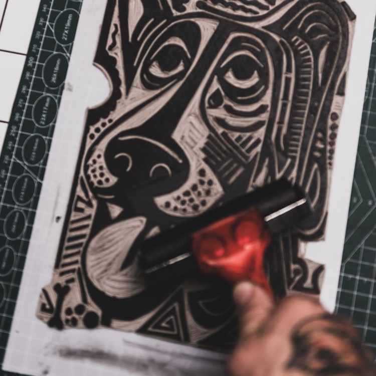 Autorska grafika warsztatowa, wykonana w pracowni Ostatnie Sztuki, techniką druku wypukłego, linorytu. Linoryt print.