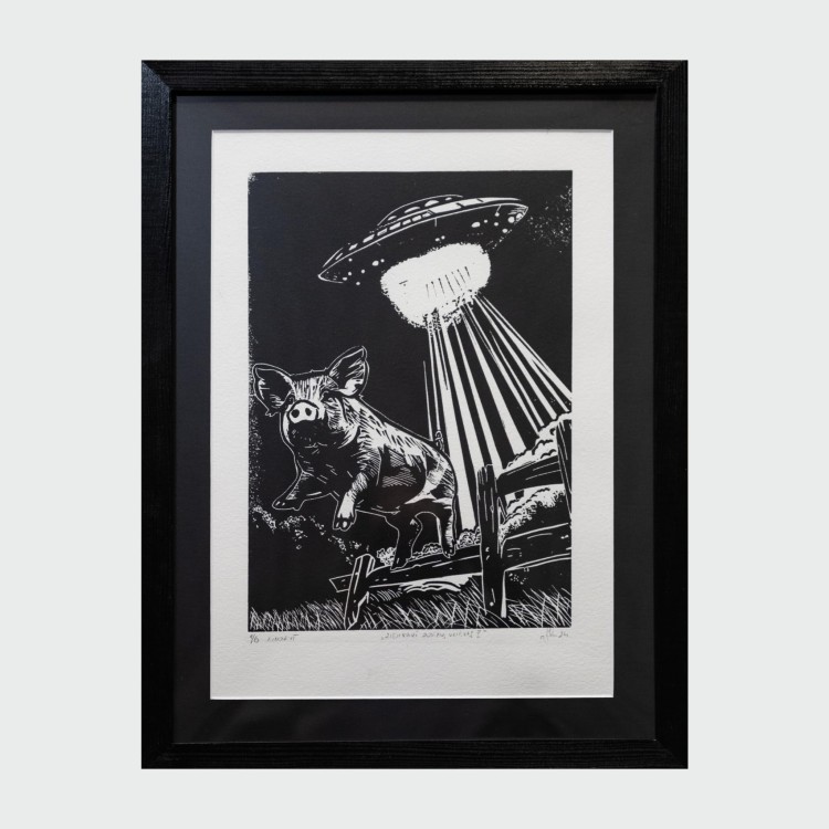 Autorski linoryt świnka skacząca przez ogrodzenie, humorystyczna grafika ręcznie wykonana, surrealistyczna dekoracja z motywem UFO
