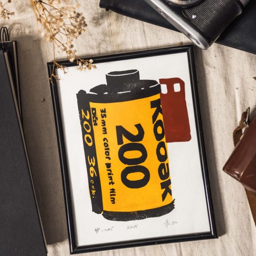 Autorski Linory z rolką filmu fotograficznego Kodak 200.