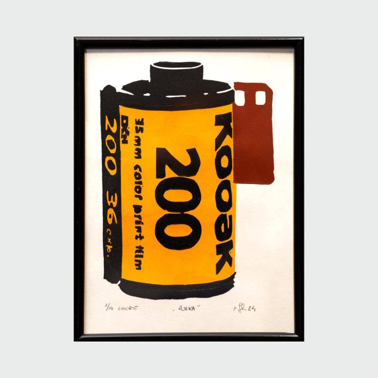Autorski Linory z rolką filmu fotograficznego Kodak 200.