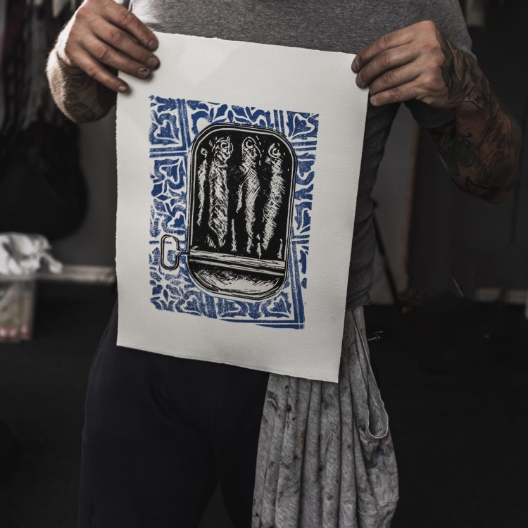 Autorska grafika warsztatowa, wykonana w pracowni Ostatnie Sztuki, techniką druku wypukłego, linorytu. Linoryt print.