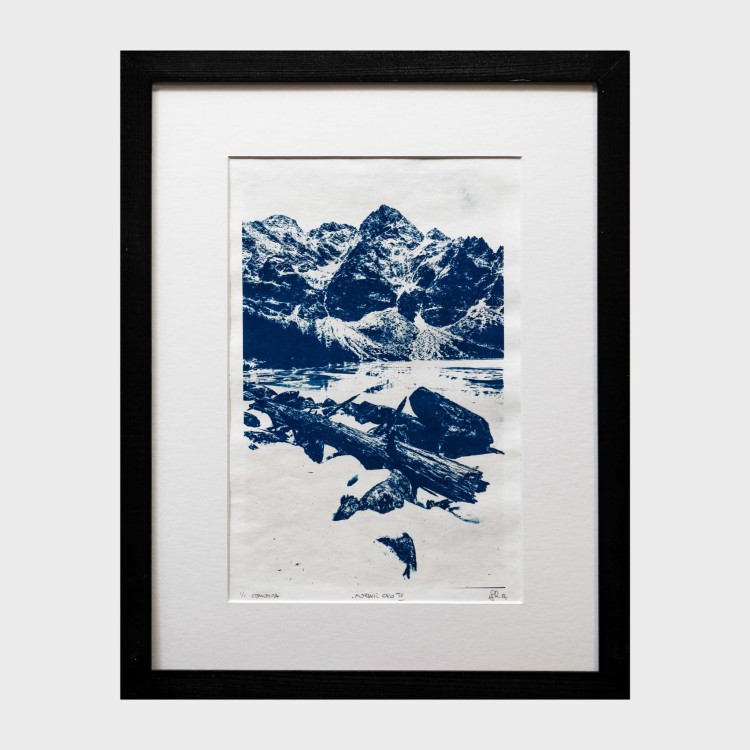 Cyjanotypia "Morskie Oko IV". Autorska fotografia odbita w technice cyjanotypii.
