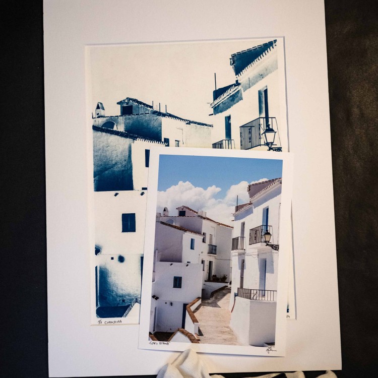 Cyjanotypia "Costa Blanca". Autorska fotografia odbita w technice cyjanotypii.