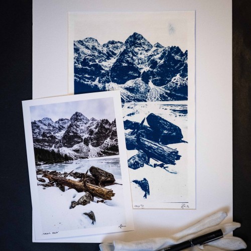 Cyjanotypia "Morskie Oko IV". Autorska fotografia odbita w technice cyjanotypii.